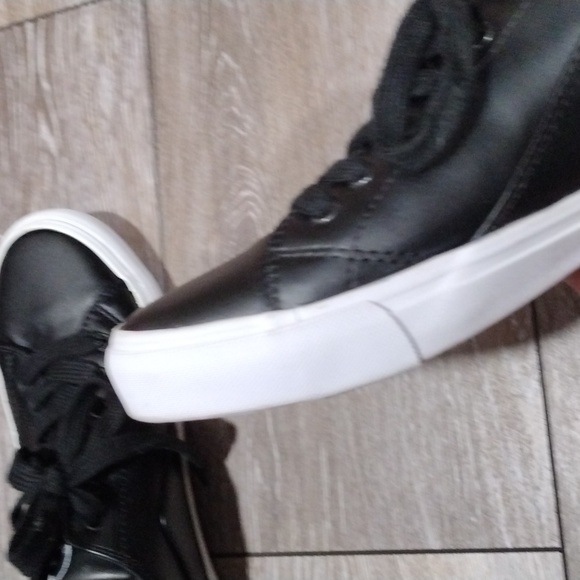 G by Guess black sneakers. Size 10. Mint condition - Picture 10 of 13